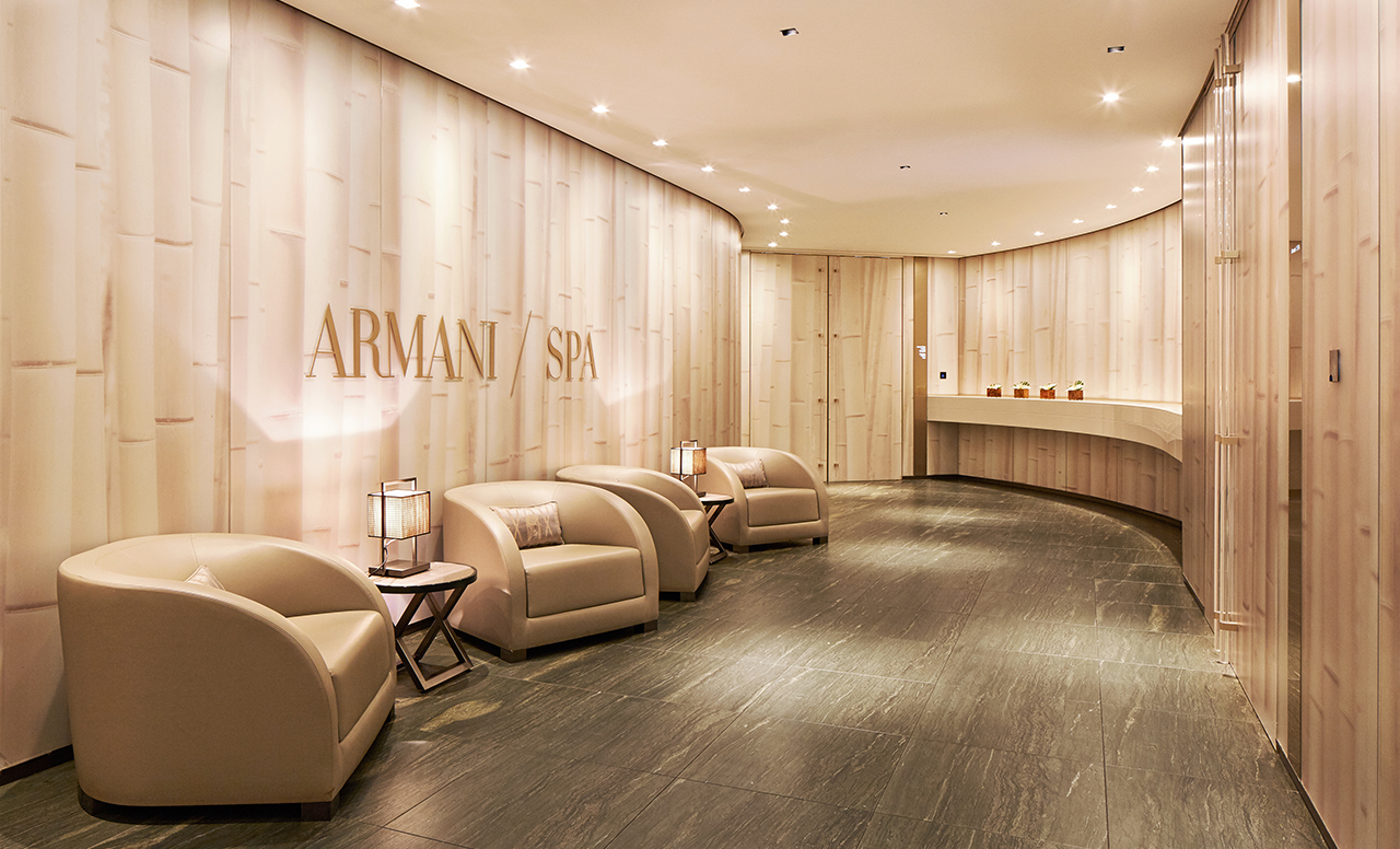 ARMANI HOTEL MILANO | Come get amazed by the best luxury hotel lighting inspiration. See more pieces at hotellobbies.net
