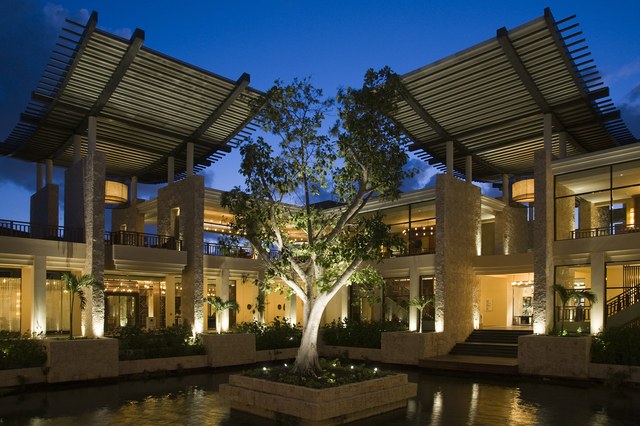 TOP 7 OPEN-AIR ROOFTOP HOTEL LOBBIES | CURIOUS? Access hotellobbies.net and find inspirations of best furniture design for hotel lobby decor project ! Luxury and still modern furniture.